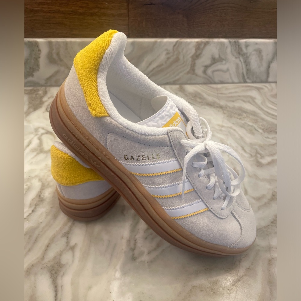 New Never Worn Womens Adidas Gazelle size 9 ( run big)